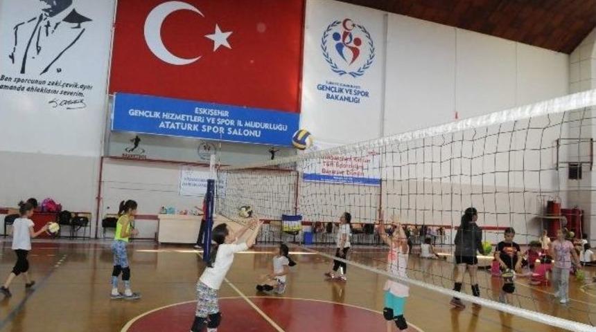 Yaz Spor Okullarında Voleybola Yoğun İlgi