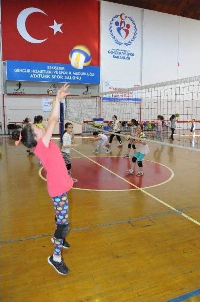 Yaz Spor Okullarında Voleybola Yoğun İlgi