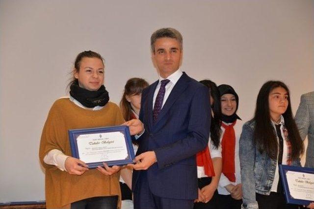 İzzet Baysal Vakfı, Okul Birincisi Lise Öğrencilerini Ödüllendirdi