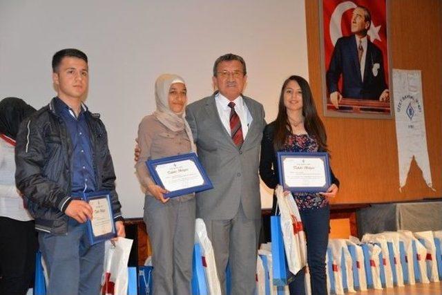 İzzet Baysal Vakfı, Okul Birincisi Lise Öğrencilerini Ödüllendirdi