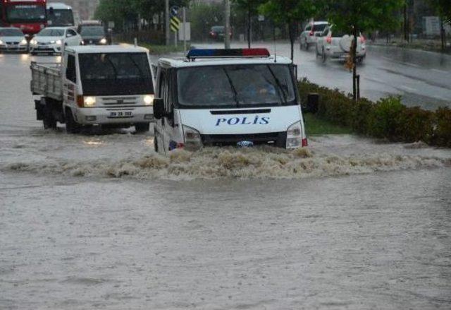 Çorlu’Da Yağmur Sokakları Göle Çevirdi