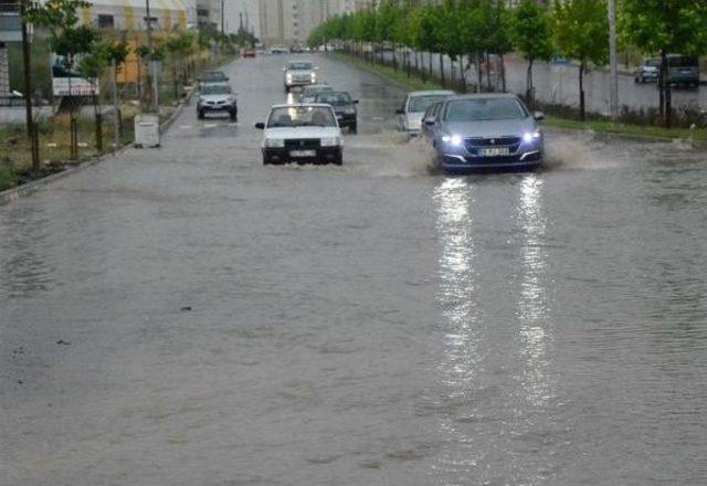 Çorlu’Da Yağmur Sokakları Göle Çevirdi