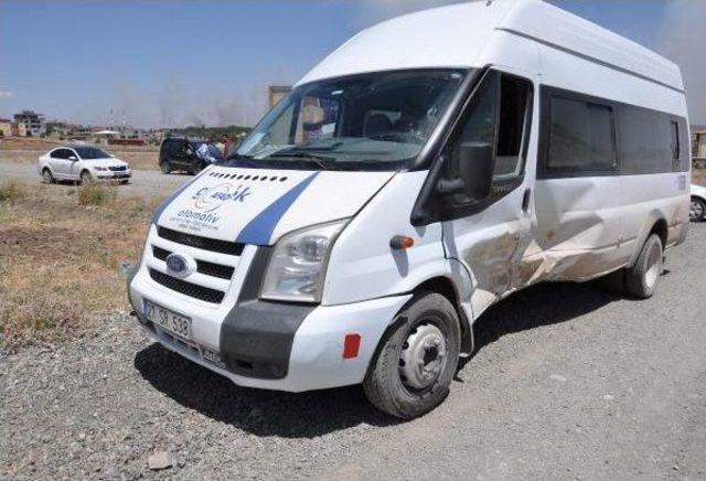 İslahiye'de Minibüs Ile Çarpışan Otomobilin Sürücüsü Yaralandı