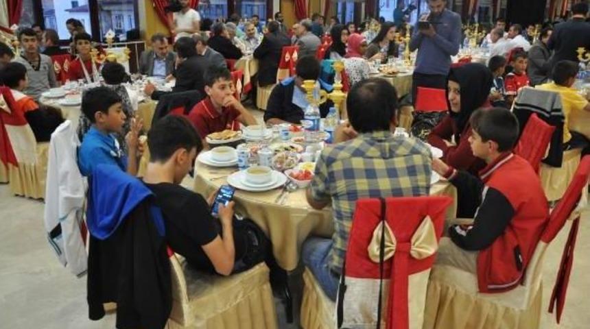 M&uuml;ft&uuml;l&uuml;kten Sevgi Evleri'nde Kalan &Ccedil;ocuklara Iftar