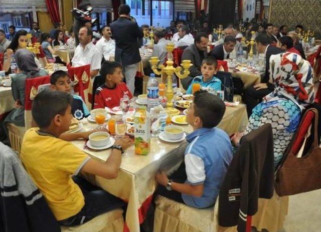 Müftülükten Sevgi Evleri'nde Kalan Çocuklara Iftar