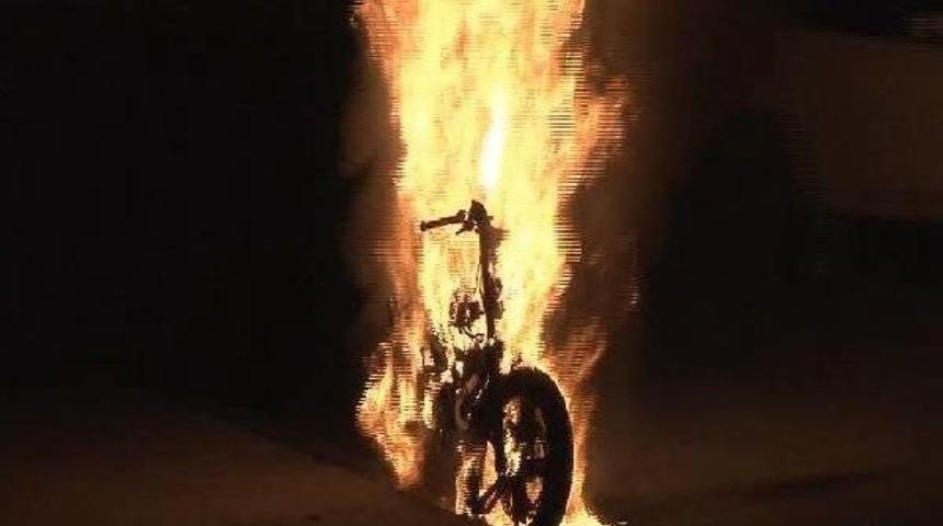 Motosiklet Alev Alev Yandı...