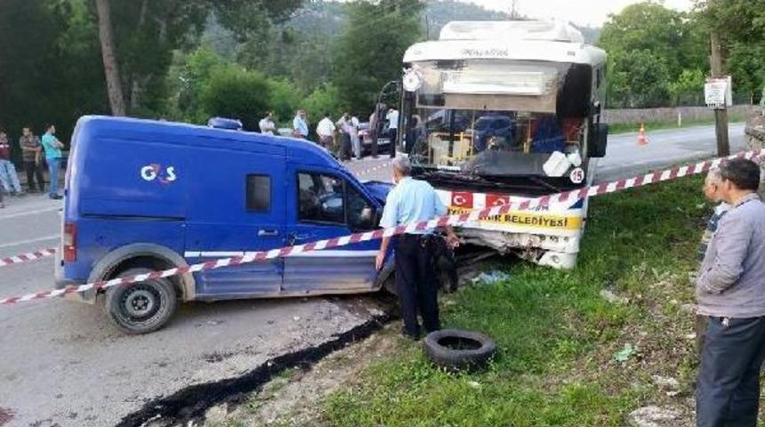 Belediye Otob&uuml;s&uuml; Ile Para Nakil Aracı &Ccedil;arpıştı: 1 &Ouml;l&uuml;, 1 Yaralı
