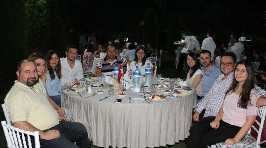 D&ouml;nem Arkadaşları İftarda Hasret Giderdi