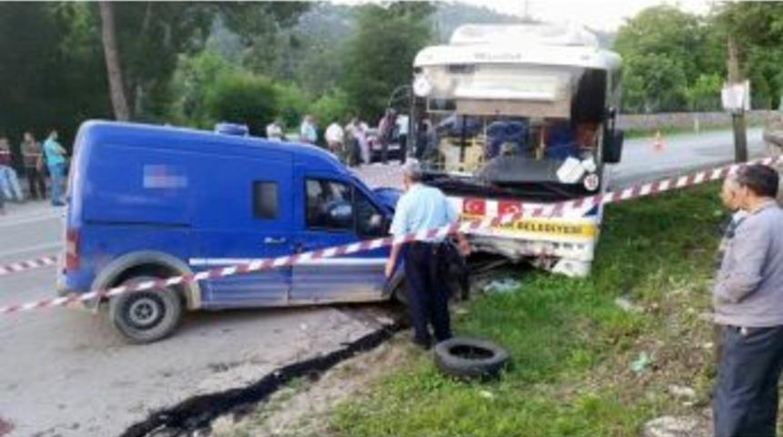 Para Nakil Aracı Halk Otob&uuml;s&uuml; İle &Ccedil;arpıştı: 1 &Ouml;l&uuml;, 1 Yaralı