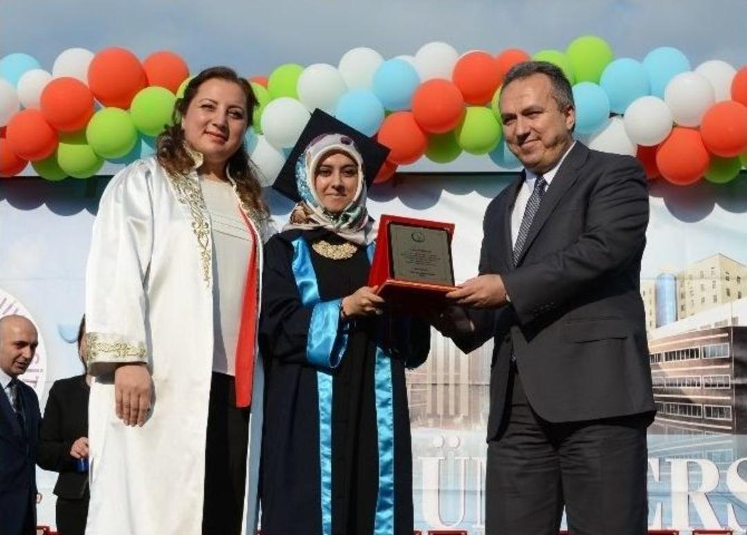 D&uuml;zce &Uuml;niversitesinde G&ouml;rkemli Mezuniyet T&ouml;reni