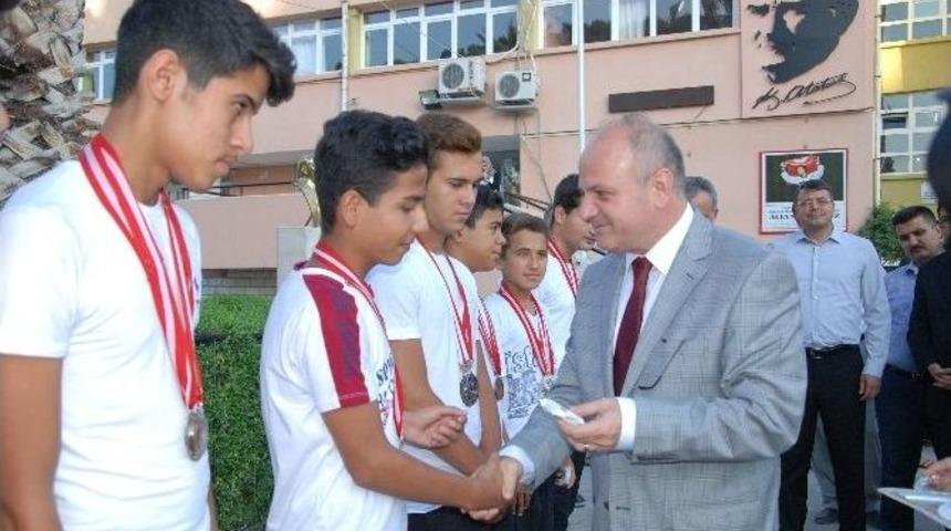 Silifke&rsquo;de Şampiyonlar Altınla &Ouml;d&uuml;llendirildi