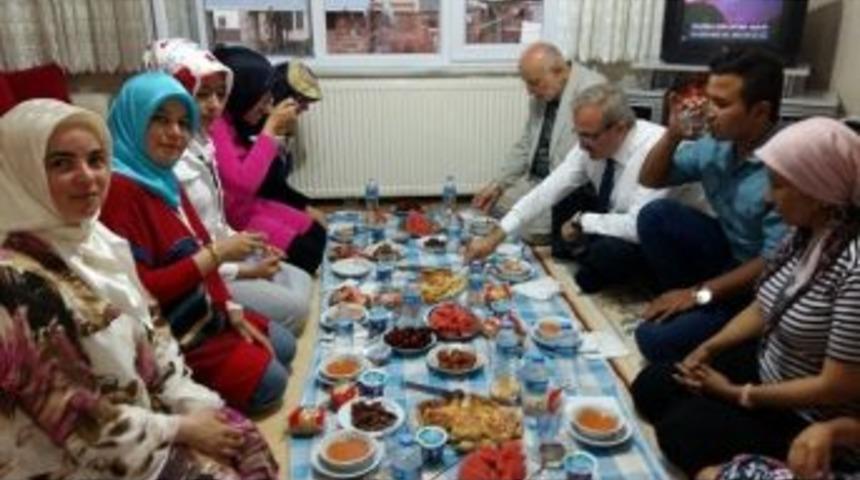 5 Yıldızlı Otellere Gitmeyen Vali Karaloğlu, Orucunu Vatandaşlarla A&ccedil;ıyor