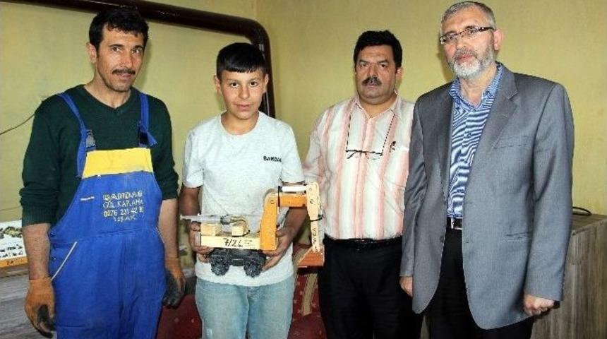 Yaptığı Eserini M&uuml;d&uuml;r Coşkun Esen&rsquo;e Hediye Etmek İstiyor