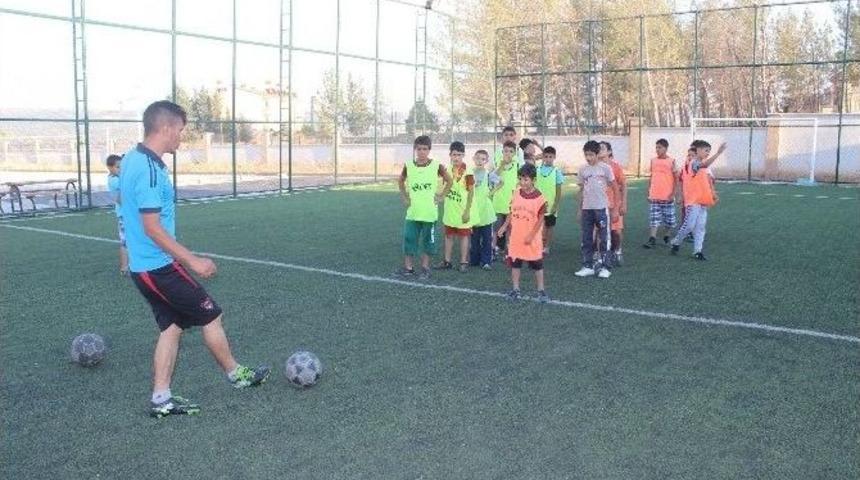 Yavuzeli&rsquo;nde Futbol Yaz Okulu A&ccedil;ıldı