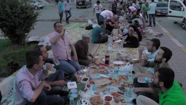 Kaldırımda Sosyal Medyacı Iftarı