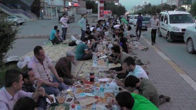 Kaldırımda Sosyal Medyacı Iftarı