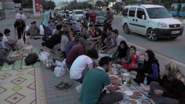 Kaldırımda Sosyal Medyacı Iftarı