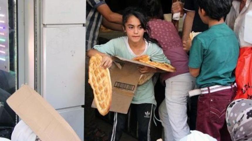 Suriyeli &Ccedil;ocukların Bedava Pide Izdihamı