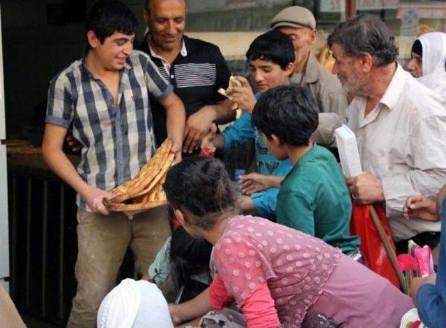 Suriyeli Çocukların Bedava Pide Izdihamı