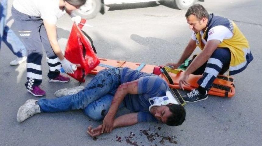 Otomobil Motosiklete &Ccedil;arptı: 1 Yaralı