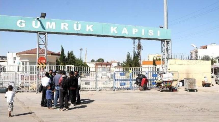 Suriyeliler'in Sınır Kapısındaki Bekliyişi S&uuml;r&uuml;yor