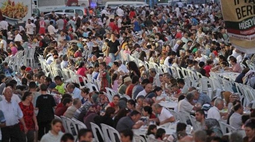 Karşıyaka&rsquo;da 5 Bin Kişilik İftar Yemeği
