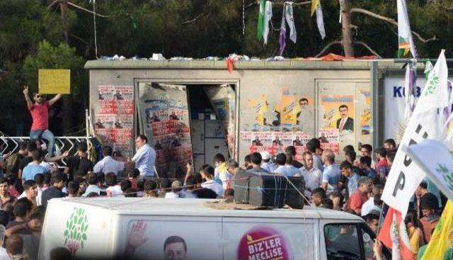 Diyarbakır'daki Bombalı Saldırıda Yaralanan 17 Kişinin Tedavisi Sürüyor