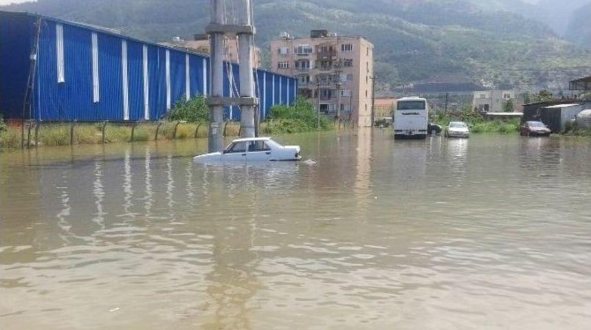 İskenderun&rsquo;da Şiddetli Yağış Hayatı Fel&ccedil; Etti