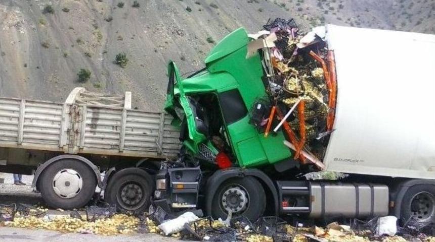 Erik Y&uuml;kl&uuml; Tır Başka Bir Tıra &Ccedil;arptı: 2 Yaralı