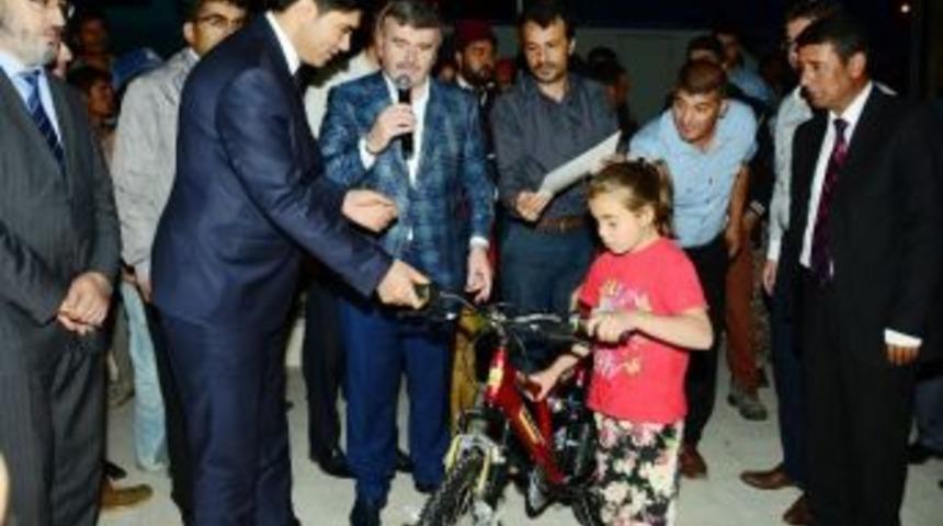 Başkan Aky&uuml;rek, &Ccedil;eltik İftarında &Ccedil;ocukları Sevindirdi