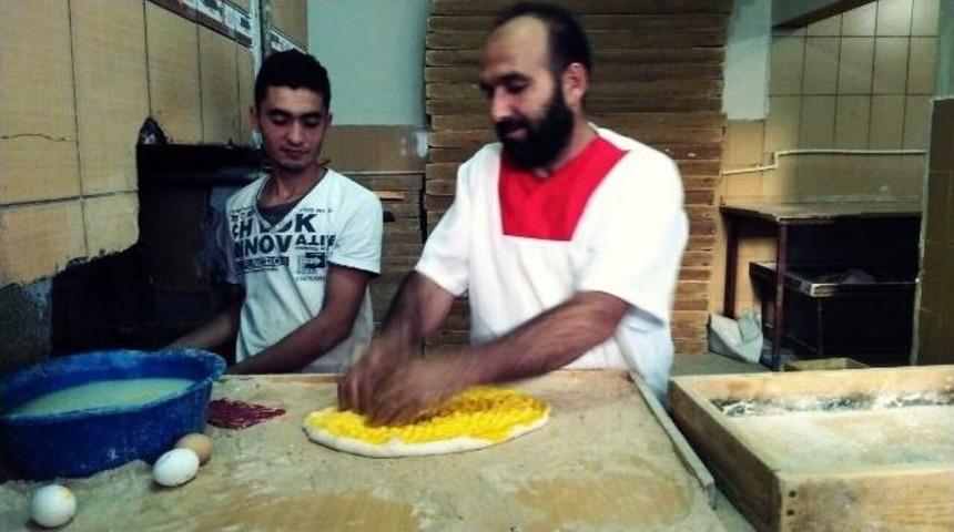 Fırınlarda Sıcak Ramazan Pidesi Yoğunluğu
