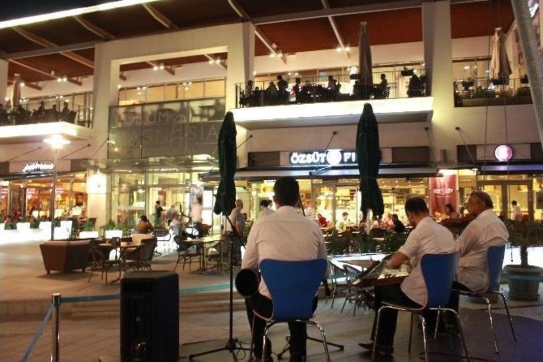 Forum Magnesia&rsquo;da 3&rsquo;&uuml;nc&uuml; Yıl Heyecanı