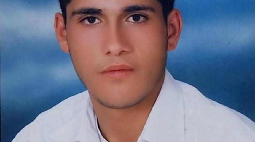 Fenalaştığı Minib&uuml;sten Indirilip Kaldırıma Terkedilen Gen&ccedil; &Ouml;ld&uuml;