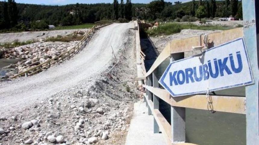 Seydikemer'de Yıkılma Tehlikesi Bulunan K&ouml;pr&uuml; Ulaşıma Kapatıldı