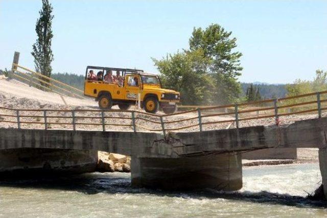 Seydikemer'de Yıkılma Tehlikesi Bulunan Köprü Ulaşıma Kapatıldı