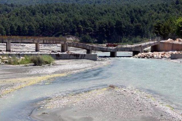 Seydikemer'de Yıkılma Tehlikesi Bulunan Köprü Ulaşıma Kapatıldı