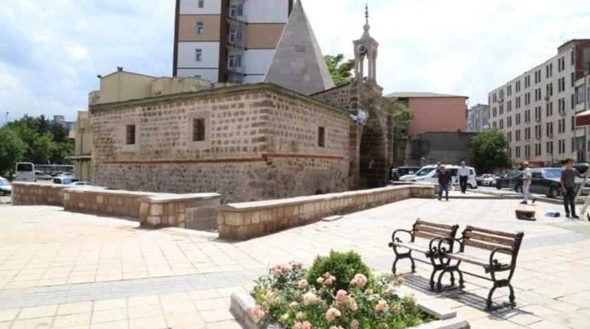Emir Sultan Camii İbadete A&ccedil;ıldı