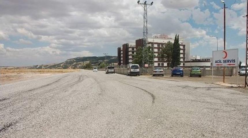 Acil Servis Yolu Genişletilip Asfaltlandı