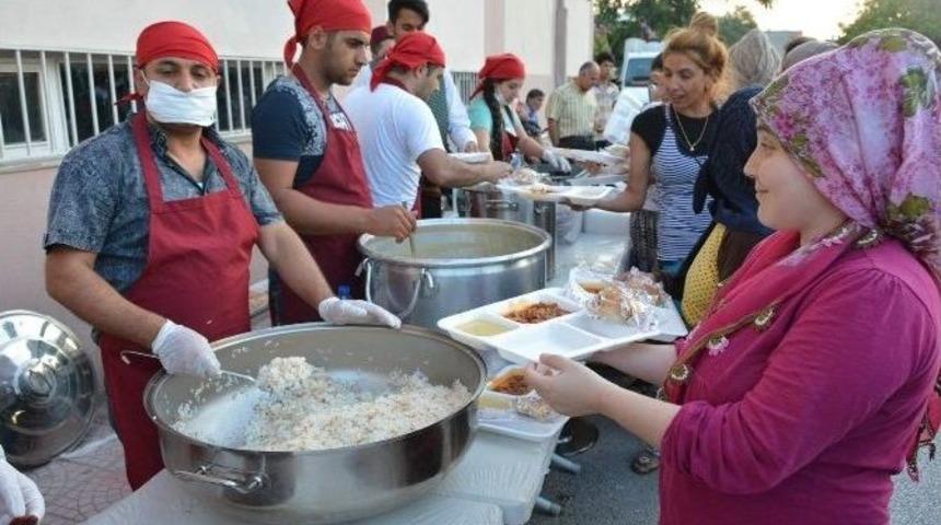 Başkan &Ccedil;er&ccedil;i, Barbaros Mahallesi&rsquo;nde İftar A&ccedil;tı