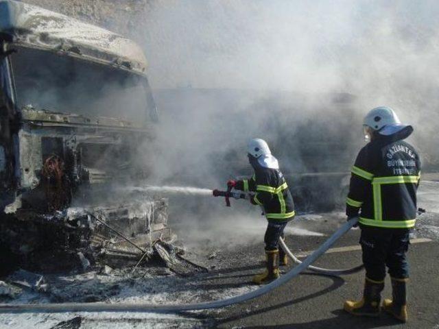 Ham Petrol Yüklü Tanker Yandı, Içindeki Kuran Yanmadı