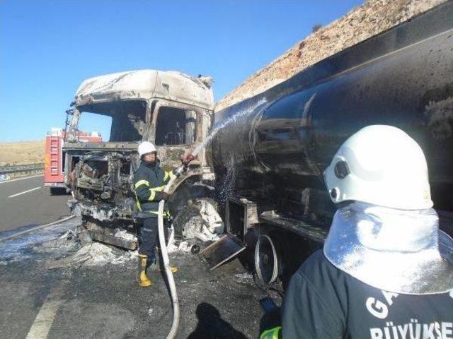 Ham Petrol Yüklü Tanker Yandı, Içindeki Kuran Yanmadı