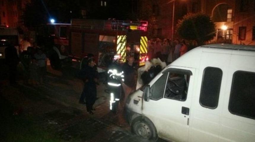 Park Halindeki Minib&uuml;s Yandı