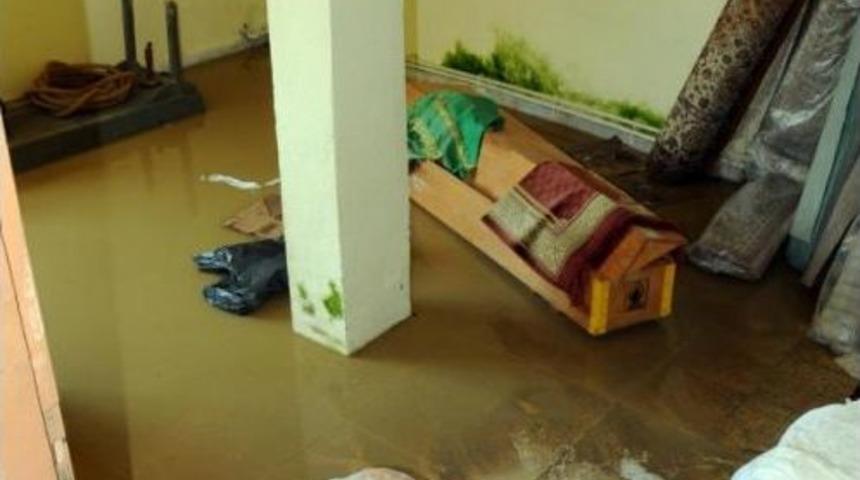 Göbü Köyü'nde Dere Taştı, Cami Ve Evleri Su Bastı