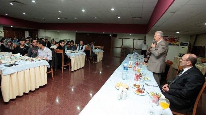 Uluslararası &Ouml;ğrencilere İftar Yemeği Verildi