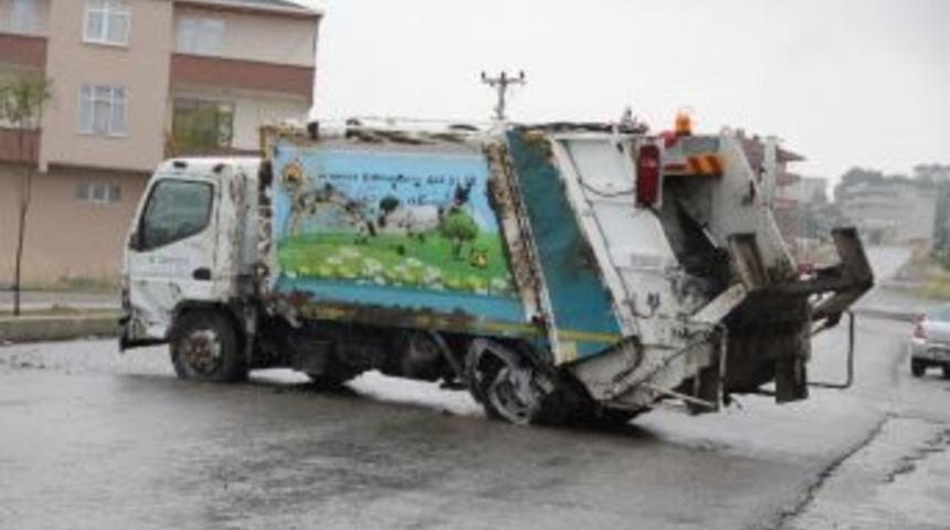 &Ccedil;&ouml;p Kamyonu Devrildi