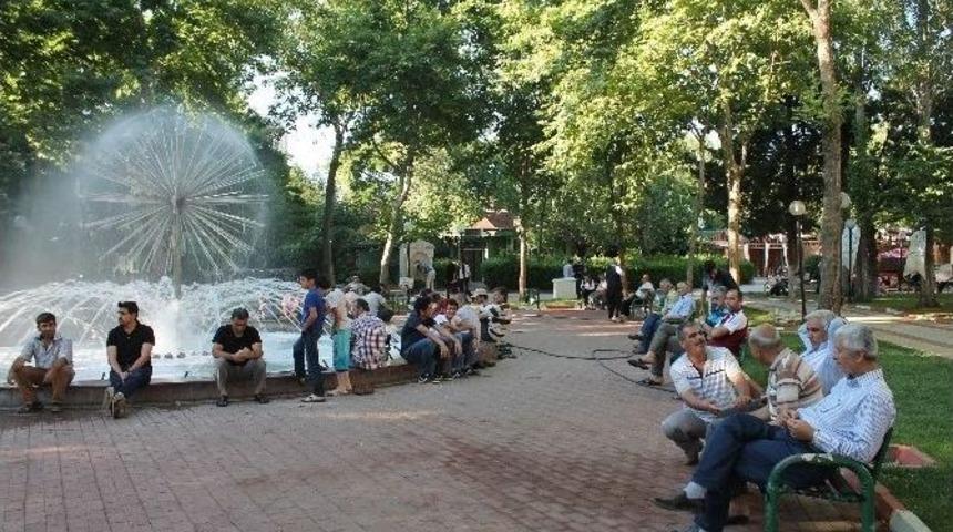 Vatandaşlar İftar &Ouml;ncesi Havuz Kenarında Serinliyor