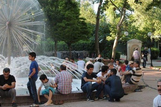 Vatandaşlar İftar Öncesi Havuz Kenarında Serinliyor