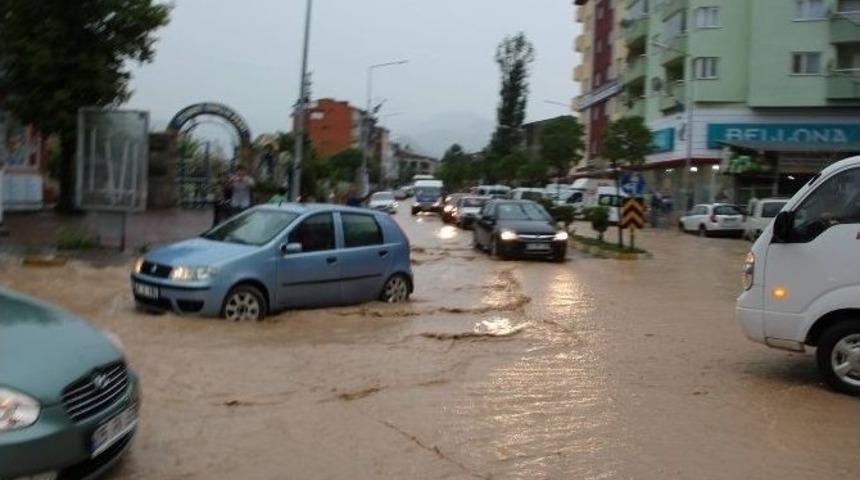 Oltu&rsquo;da Sağanak Yağış Sele D&ouml;n&uuml;şt&uuml;