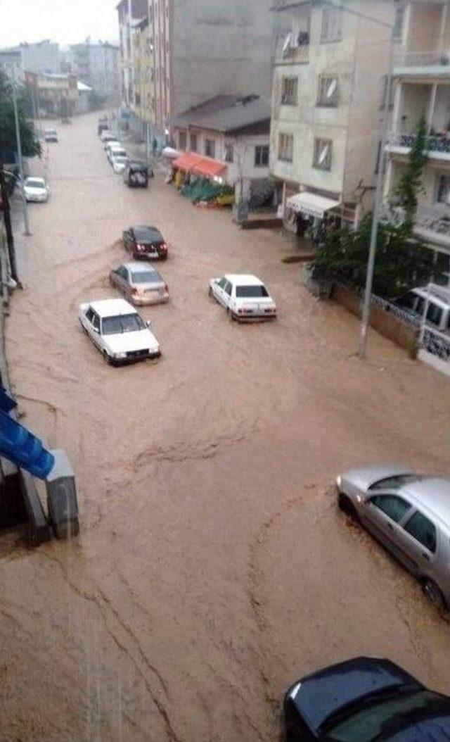 Oltu’da Sağanak Yağış Sele Dönüştü