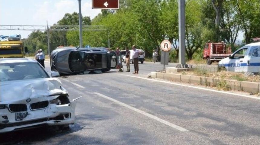 Turistleri Taşıyan İki Ara&ccedil; &Ccedil;arpıştı: 3 Yaralı